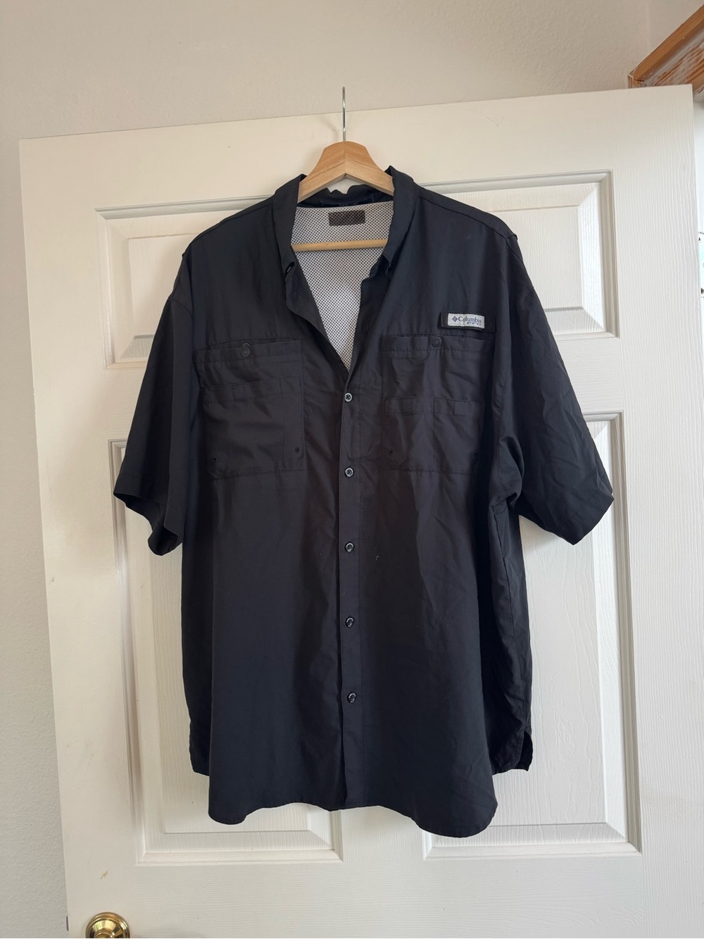 Columbia Men's Black Short Sleeve Button-Up Outdoor Shirt